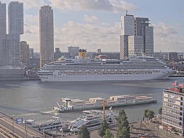 Costa Favolosa aan de Cruise Terminal Rotterdam